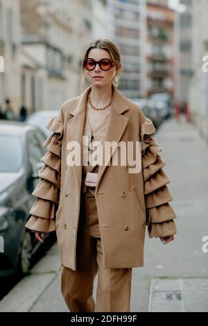 Street Style, Natalia Ostrofsky in arrivo a Kenzo Primavera Estate 2021 spettacolo, tenuto a Rue Henri Barbusse, Parigi, Francia, il 30 settembre 2020. Foto di Marie-Paola Bertrand-Hillion/ABACAPRESS.COM Foto Stock