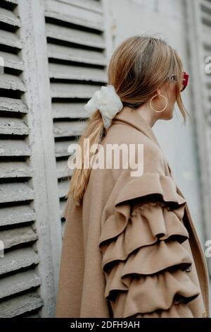 Street Style, Natalia Ostrofsky in arrivo a Kenzo Primavera Estate 2021 spettacolo, tenuto a Rue Henri Barbusse, Parigi, Francia, il 30 settembre 2020. Foto di Marie-Paola Bertrand-Hillion/ABACAPRESS.COM Foto Stock