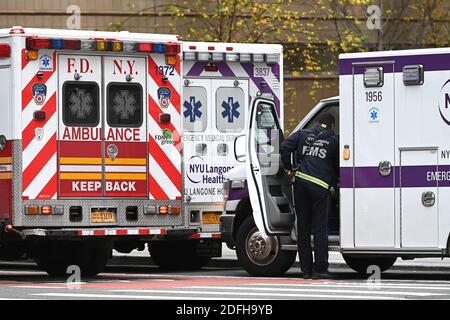 New York, Stati Uniti. 04 dicembre 2020. Ambulanze parcheggiate fuori NYU Langone Health Tisch Hospital a New York, NY, 4 dicembre 2020. Gli Stati Uniti stanno attualmente sperimentando una seconda ondata di infezioni da COVID-19 e un numero record di ricoveri ospedalieri, con 2800 morti al giorno e quasi un milione di nuove infezioni alla settimana. (Foto di Anthony Behar/Sipa USA) Credit: Sipa USA/Alamy Live News Foto Stock