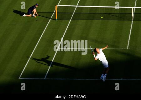 Tim Henman di Gran Bretagna servendo a Carlos Moya di Spagna durante la loro seconda partita sul Centre Court a Wimbledon nel 2007. Foto Stock