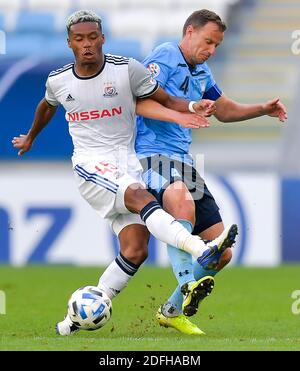 Doha, Qatar. 4 Dicembre 2020. Onaiwu Ado (L) di Yokohama F. Marinos vies con Alex Wilkinson del Sydney FC durante la partita del Gruppo H tra Yokohama F. Marinos del Giappone e Sydney FC dell'Australia alla AFC Champions League 2020 a Doha, capitale del Qatar, 4 dicembre 2020. Credit: Nikku/Xinhua/Alamy Live News Foto Stock