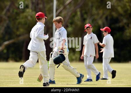 I Bushrangers di Benalla sotto dei 12 anni si impanano sui Colt di Wangaratta a Benalla. Australia Foto Stock