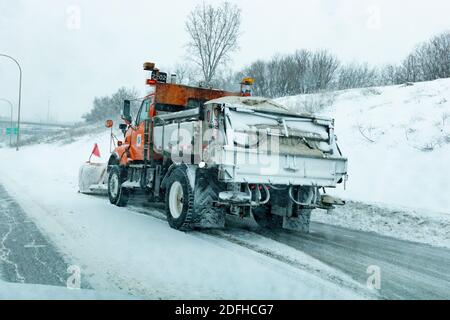 Il carrello aratura la neve dalla spalla dell'autostrada. St Paul Minnesota, Minnesota, Stati Uniti Foto Stock