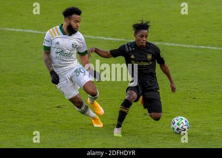 LAFC Forward Latif Benedizione (7) lancia la palla lontano dal centrocampista Portland Timbers Eryk Williamson (30) durante una partita di calcio MLS, domenica 08 novembre 20 Foto Stock