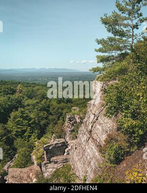 La vista da Bonticou Crag nella Mohonk Preserve, Shawangunk Mountains, New York Foto Stock