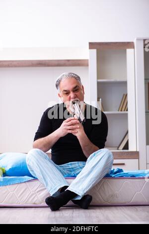 Uomo anziano in modalità depressione a casa Foto Stock