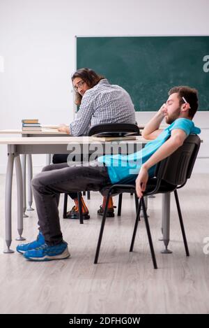 Alunni maschi nel concetto di bullismo in classe Foto Stock