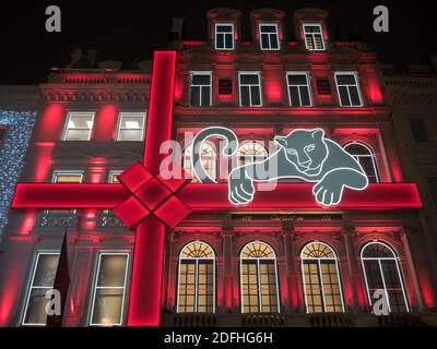 Londra, Grande Londra, Inghilterra - 02 Dic 2020: Cartier facciata festosa in New Bond Street. Foto Stock