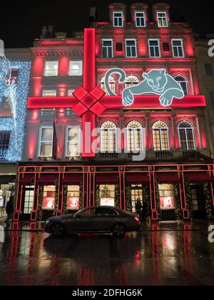 Londra, Grande Londra, Inghilterra - 02 Dic 2020: Cartier festosa facciata sotto la pioggia, New Bond Street. Foto Stock