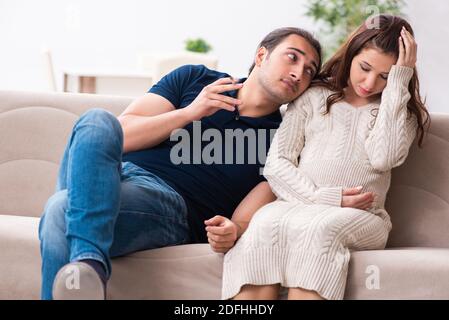 Uomo e donna incinta nel concetto di antifumo Foto Stock