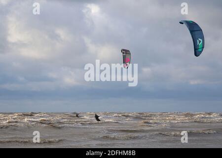 Campanatura, Sussex orientale, Regno Unito. 05 Dic 2020. UK Weather: Il vento ha preso che è ideale per questi kite surfisti che approfittano delle condizioni blustery a Camber in East Sussex. Photo Credit: PAL Media/Alamy Live News Foto Stock