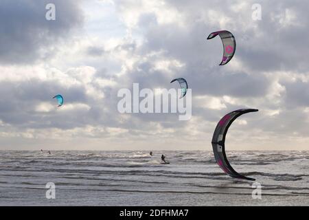 Campanatura, Sussex orientale, Regno Unito. 05 Dic 2020. UK Weather: Il vento ha preso che è ideale per questi kite surfisti che approfittano delle condizioni blustery a Camber in East Sussex. Photo Credit: PAL Media/Alamy Live News Foto Stock