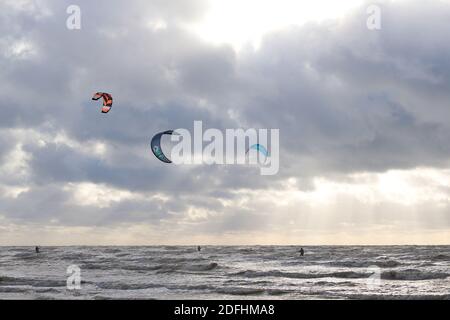 Campanatura, Sussex orientale, Regno Unito. 05 Dic 2020. UK Weather: Il vento ha preso che è ideale per questi kite surfisti che approfittano delle condizioni blustery a Camber in East Sussex. Photo Credit: PAL Media/Alamy Live News Foto Stock