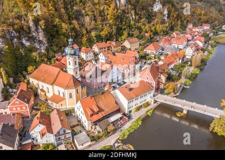 Immagine di una vista aerea con un drone del Vista sulla città del mercato Kallmünz Kallmuenz in Baviera e. Il ponte sui fiumi Naab e Vils e il Foto Stock