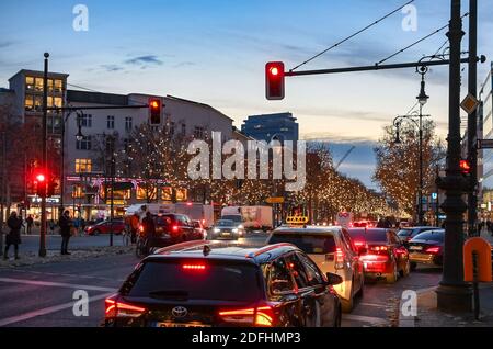 Berlino, Germania. 04 dicembre 2020. Il traffico intenso prevale sulla Kurfürstendamm illuminata di Natale in serata. Credit: Jens Kalaene/dpa-Zentralbild/ZB/dpa/Alamy Live News Foto Stock