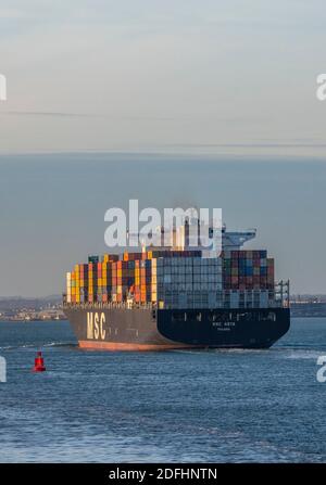 Una grande nave portacontainer MSC asya che entra nel porto di southampton ormeggia con un carico pieno o un carico di contenitori colorati a bordo. Foto Stock