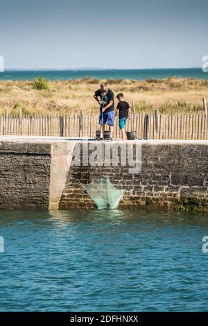 Fishermaen nel porto del Boyardville, Isola Oleron, Francia, Europa. Foto Stock