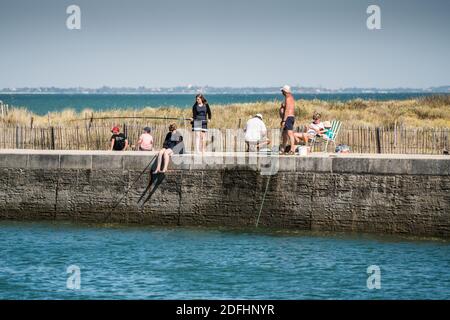 Fishermaen nel porto del Boyardville, Isola Oleron, Francia, Europa. Foto Stock