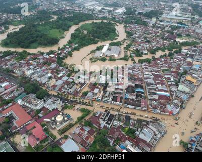 Pechino, Cina. 4 Dicembre 2020. La foto aerea del 4 dicembre 2020 mostra un fiume gonfio e strade allagate dopo una notte di pioggia pesante a Medan, Sumatra Nord, Indonesia. Credit: Alamy Live News Foto Stock