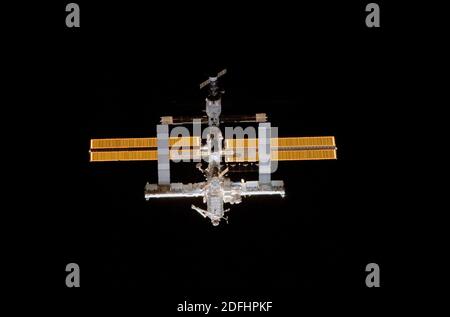 ISS - 06 luglio 2006 - la Stazione spaziale Internazionale si avvicina alla scoperta dello Space Shuttle, da cui si contrappone il nero dello spazio Foto Stock