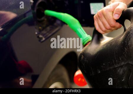 rifornimento di gas con un filtro carburante Foto Stock