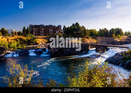 Splendida vista mattutina sul fiume Spokane e sulle Upper Falls Foto Stock