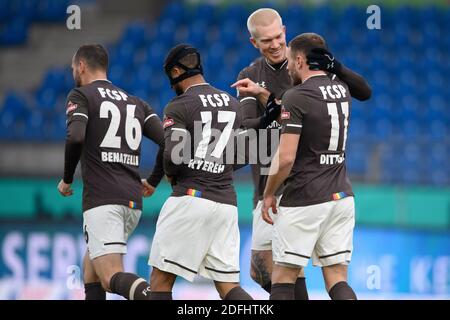 05 dicembre 2020, bassa Sassonia, Brunswick: Calcio: 2 Bundesliga, Eintracht Braunschweig - FC St. Pauli, 10° incontro allo stadio Eintracht. San Paulis Maximilian Dittgen (r) è felice con San Paulis Simon Makienok (2° da destra) e altri compagni di squadra dopo il suo obiettivo per lo 0:1. Foto: Swen Pförtner/dpa - NOTA IMPORTANTE: In conformità con le norme del DFL Deutsche Fußball Liga e del DFB Deutscher Fußball-Bund, è vietato sfruttare o aver sfruttato nello stadio e/o nel gioco le fotografie scattate sotto forma di sequenze di immagini e/o serie di foto di tipo video. Foto Stock