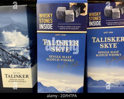 Viersen, Germania - 9 maggio. 2020: Primo piano di scatole Talisker Skye whiskey in scaffale del supermercato tedesco