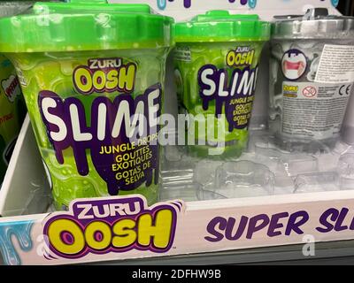 Viersen, Germania - 9 novembre. 2020: Primo piano di zuru oosh lime lattine in scaffale di supermercato tedesco Foto Stock