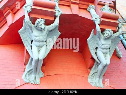 Demone di architettura con ali sul muro di casa a Kiev, Ucraina Foto Stock