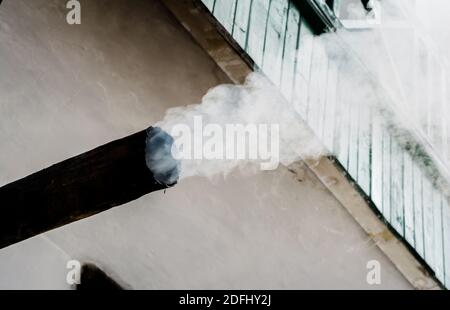Vapore fumatore. Il fumo fuoriesce dal camino, dal vapore di geysir e dalla nuvola di esplosione Foto Stock