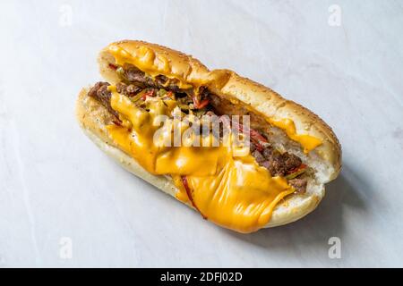 Panino alla bistecca di formaggio Philly con formaggio Cheddar fuso. Pronto a mangiare fast food. Foto Stock