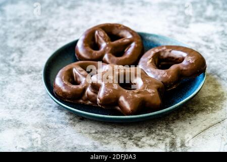 Biscotti di pan di zenzero ricoperti di cioccolato a forma di cuore e stella in piastra. Pronto a servire e mangiare. Foto Stock