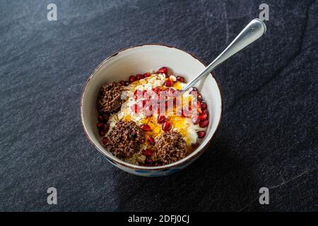 Amaranth cioccolato e muesli con yogurt, miele, semi di melograno. Yogurt. Cibo biologico sano. Foto Stock