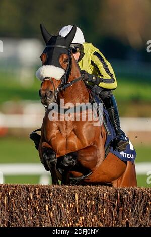 Harry Skelton cavalcando Allhumann sulla loro strada per vincere il Planteur a Chapel Stud Henry VIII Novices' Chase al Sandown Park Racecourse, Esher. Foto Stock