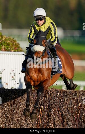 Harry Skelton cavalcando Allhumann sulla loro strada per vincere il Planteur a Chapel Stud Henry VIII Novices' Chase al Sandown Park Racecourse, Esher. Foto Stock