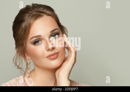 Bella donna con pelle naturale fracles e zenzero capelli su sfondo bianco Foto Stock