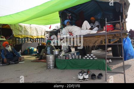 Sikh contadino campeggio nei loro carrelli trattore mentre protestando sulle principali autostrade per il capittal il 05 dicembre 2020. Il traffico è stato interrotto su strade chiave per New Delhi, mentre gli agricoltori continuano per il nono giorno la loro protesta contro le leggi agricole emanate di recente dal Parlamento. Due cicli di trattative tra governo e agricoltori sono falliti mentre l’India vede le più grandi proteste degli agricoltori in anni. Fotografia: Sondeep Shankar Foto Stock