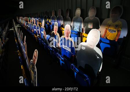 Vista generale dei fan di AFC Wimbledon in cartoncino prima della partita della Sky Bet League One al Plow Lane, Londra. Foto Stock