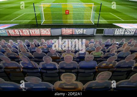 Vista generale dei fan di AFC Wimbledon in cartoncino prima della partita della Sky Bet League One al Plow Lane, Londra. Foto Stock