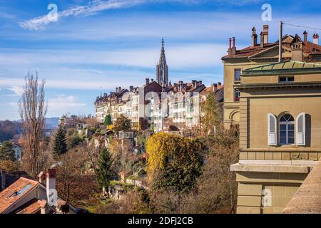 Vista sul centro storico di Berna e con la cattedrale di Berna sullo sfondo, Berna, Svizzera Foto Stock