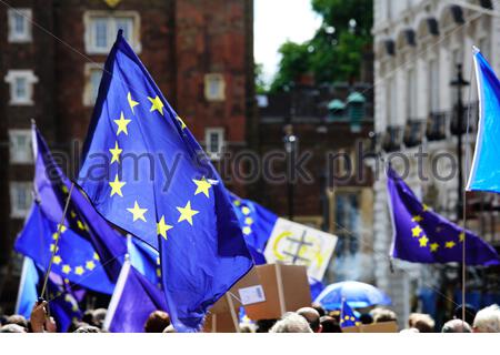 Bandiere blu dell’UE a Londra durante le manifestazioni anti-Brexit Foto Stock