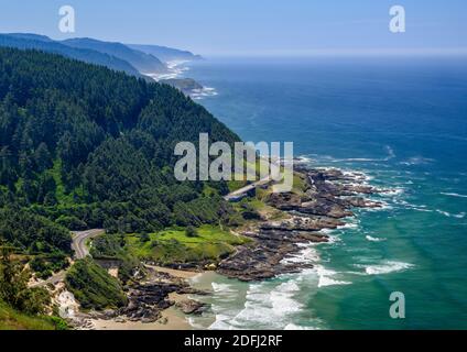 L'autostrada 101 e l'area panoramica di Cape Perpetua sulla costa centrale dell'Oregon. Il promontorio di Capo Perpetua è il punto panoramico più alto accessibile in auto Foto Stock