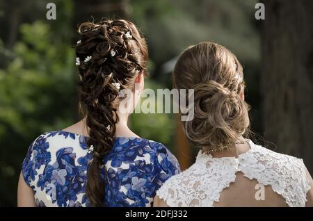 Due acconciature da sposa vista ravvicinata sul retro della testa di due ragazze Foto Stock