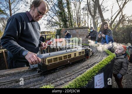 Sud-ovest di Londra, Regno Unito. 5 dicembre 2020. Gli appassionati di Model Railway si riuniscono per l'esperienza festosa del treno, Southwest London, UK il 05 dicembre 2020 le persone sono state in grado di uscire e godersi la vista dei locomotori ferroviari a vapore in un giorno luminoso e soleggiato degli inverni a Merton Park, Londra, Inghilterra, UK Credit: Clickpics/Alamy Live News Foto Stock