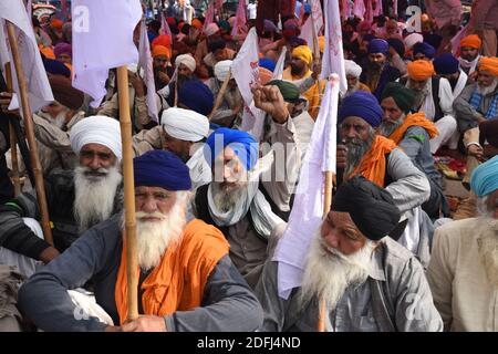 Nuova Delhi, India. 05 dicembre 2020. Protestare gli agricoltori ascoltare i loro leader spiegare la recente legge sulle armi approvata dal Parlamento indiano che blocca una strada principale. Il traffico è stato interrotto su strade chiave per New Delhi, mentre gli agricoltori continuano per il nono giorno la loro protesta contro le leggi agricole emanate di recente dal Parlamento. Due cicli di trattative tra governo e agricoltori sono falliti mentre l’India vede le più grandi proteste degli agricoltori in anni. (Foto di Sondeep Shankar/Pacific Press) Credit: Pacific Press Media Production Corp./Alamy Live News Foto Stock
