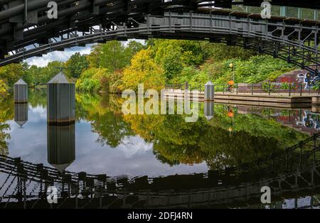 Ponte sul canale Landwehr nel parco Tiergarten di Berlino Foto Stock