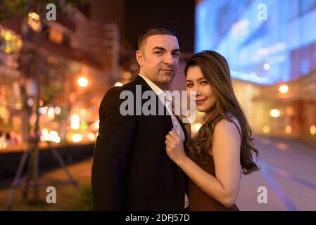 Ritratto di coppia all'aperto di notte in città a. Bangkok Thailandia Foto Stock