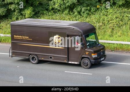 UPS Box van; United Parcel Service è un'azienda multinazionale americana di gestione della catena di fornitura e consegna dei pacchetti; furgoni Mercedes Benz Sprinter UPS che viaggiano sull'autostrada m61, Regno Unito Foto Stock