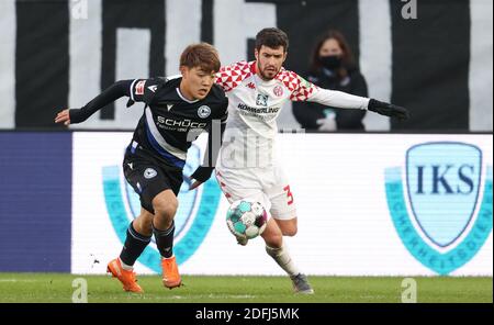 Bielefeld, Germania. 05 dicembre 2020. Calcio: Bundesliga, Arminia Bielefeld - 1° FSV Mainz 05, 10° incontro nella Schüco-Arena. Ritsu Doan (l) di Bielefeld combatte per la palla con Aaron Martin (r) di Magonza. Credit: Frito Gentsch/dpa - NOTA IMPORTANTE: In conformità con le norme del DFL Deutsche Fußball Liga e del DFB Deutscher Fußball-Bund, è vietato sfruttare o sfruttare nello stadio e/o nel gioco le fotografie scattate sotto forma di sequenze di immagini e/o serie di foto di tipo video./dpa/Alamy Live News Foto Stock